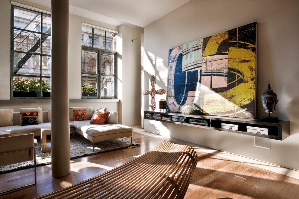 Idee per un soggiorno minimal con pavimento in legno massello medio