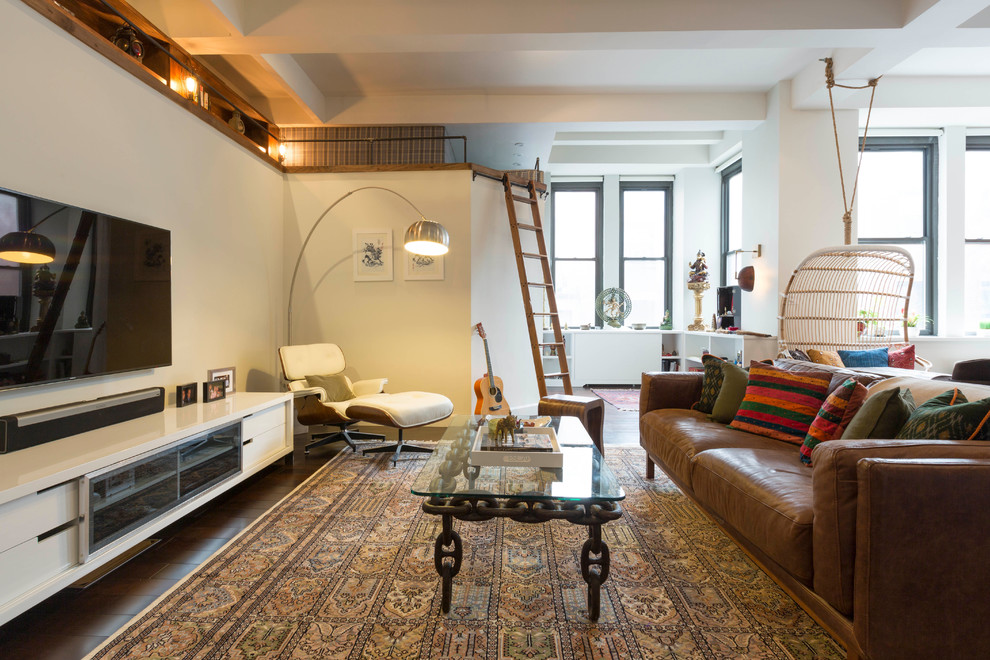 Источник вдохновения для домашнего уюта: двухуровневая гостиная комната среднего размера в современном стиле с телевизором на стене и темным паркетным полом