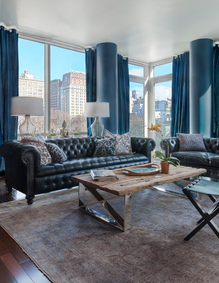 Modelo de salón contemporáneo de tamaño medio sin chimenea y televisor con paredes azules y suelo de madera en tonos medios