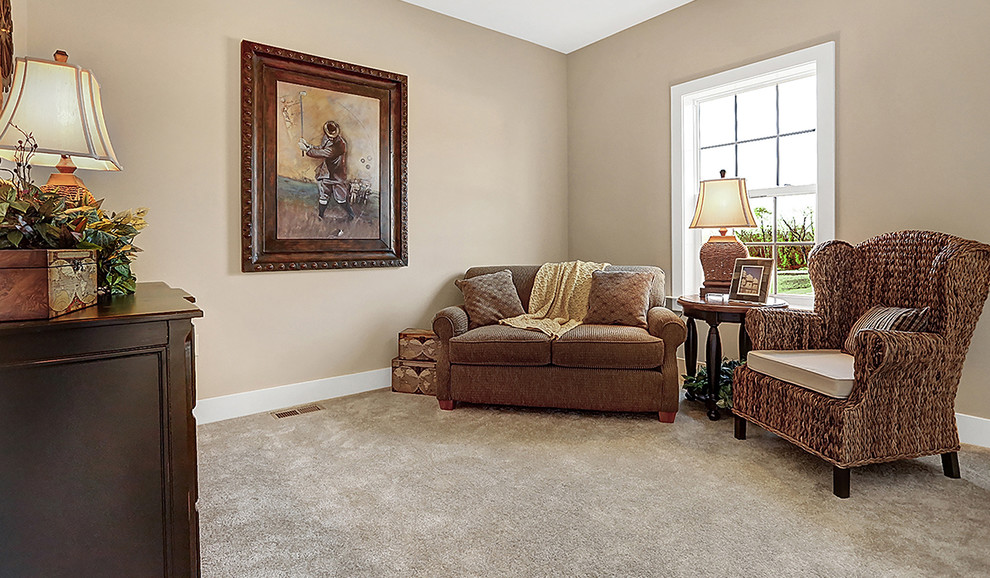 Immagine di un soggiorno classico di medie dimensioni e chiuso con pareti beige, moquette e nessun camino