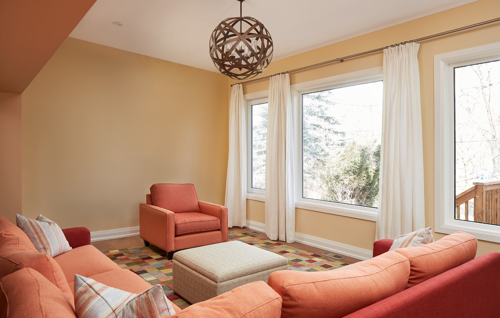 Großes, Repräsentatives, Fernseherloses, Offenes Klassisches Wohnzimmer ohne Kamin mit gelber Wandfarbe, braunem Holzboden und grauem Boden in Toronto
