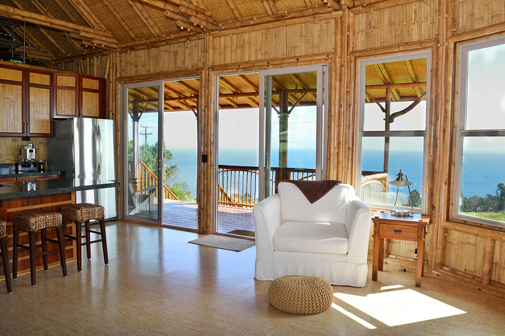 Immagine di un soggiorno tropicale aperto con pavimento in sughero, nessun camino e nessuna TV