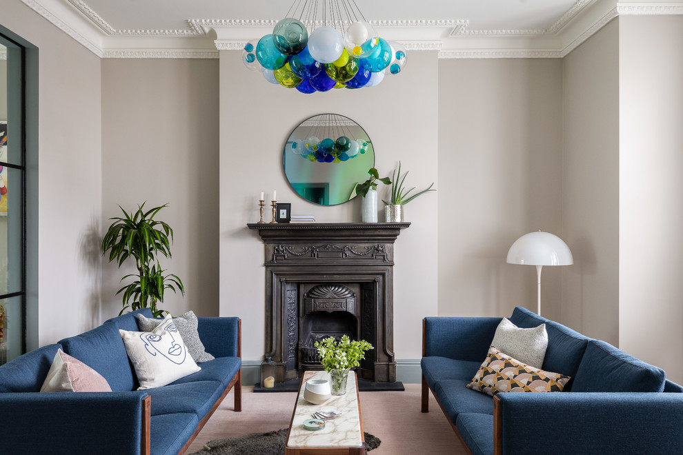 Cette photo montre un salon chic avec un mur gris et une cheminée standard.