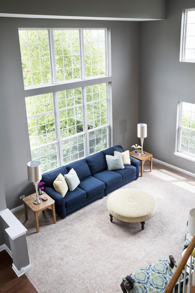 Идея дизайна: парадная, открытая гостиная комната среднего размера в стиле фьюжн с серыми стенами, ковровым покрытием и серым полом без камина, телевизора