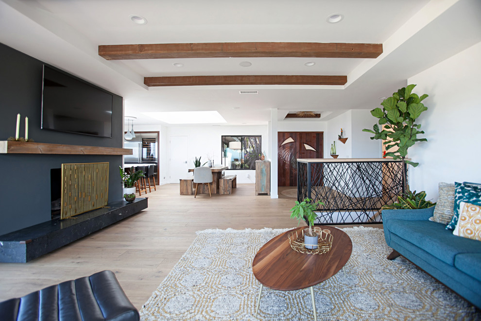 Repräsentatives, Offenes Modernes Wohnzimmer mit weißer Wandfarbe, hellem Holzboden, Kamin, verputzter Kaminumrandung, TV-Wand und beigem Boden in San Diego