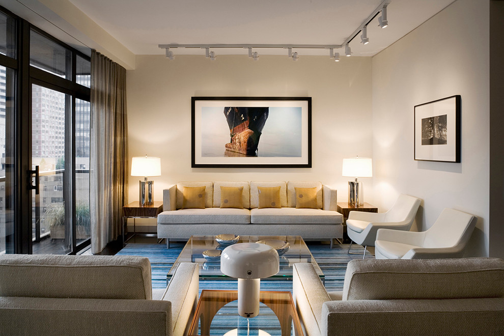 Стильный дизайн: парадная, открытая гостиная комната среднего размера в современном стиле с белыми стенами, темным паркетным полом и синим полом без телевизора, камина - последний тренд