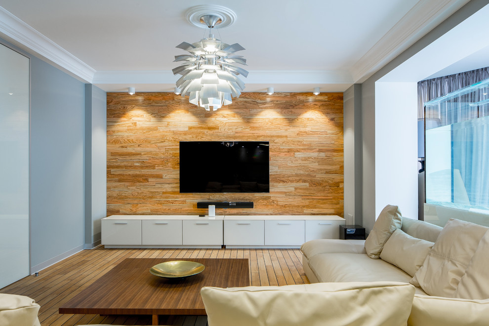 Kleines, Repräsentatives, Offenes Modernes Wohnzimmer mit weißer Wandfarbe, hellem Holzboden, TV-Wand und braunem Boden in Sonstige
