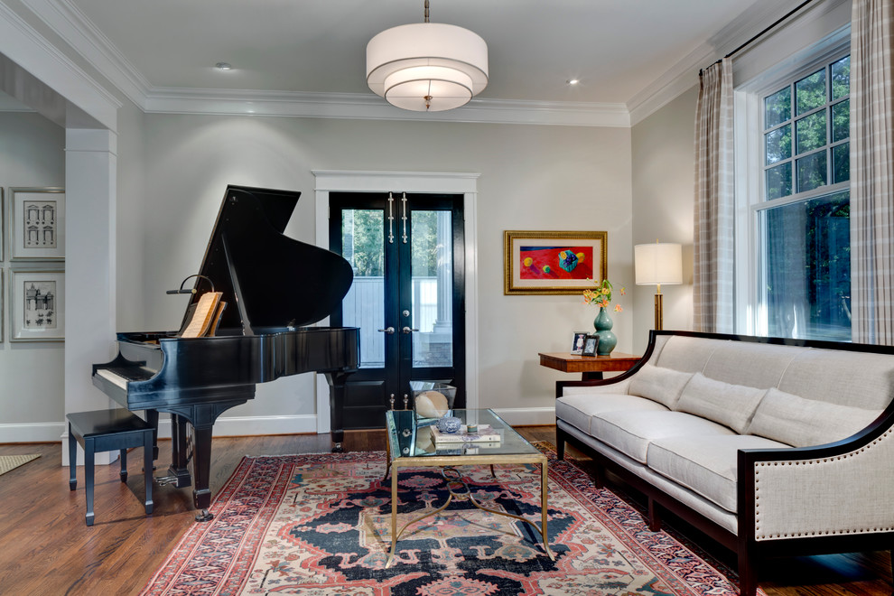 Стильный дизайн: гостиная комната в классическом стиле с музыкальной комнатой и красивыми шторами - последний тренд
