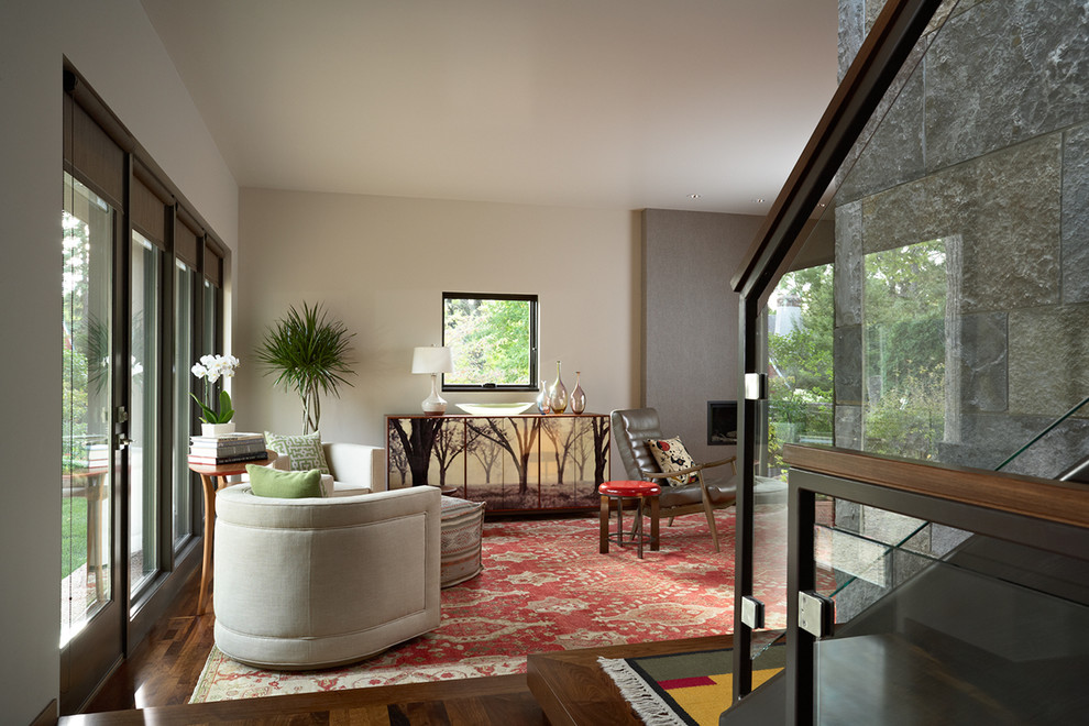 Idées déco pour un salon moderne ouvert avec un sol en bois brun, une salle de réception, un mur gris et une cheminée standard.