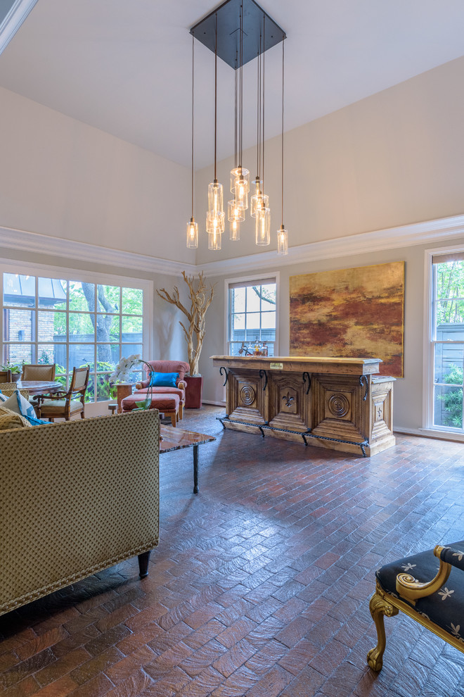 Immagine di un grande soggiorno classico aperto con angolo bar, pareti grigie, pavimento in mattoni, parete attrezzata e pavimento marrone