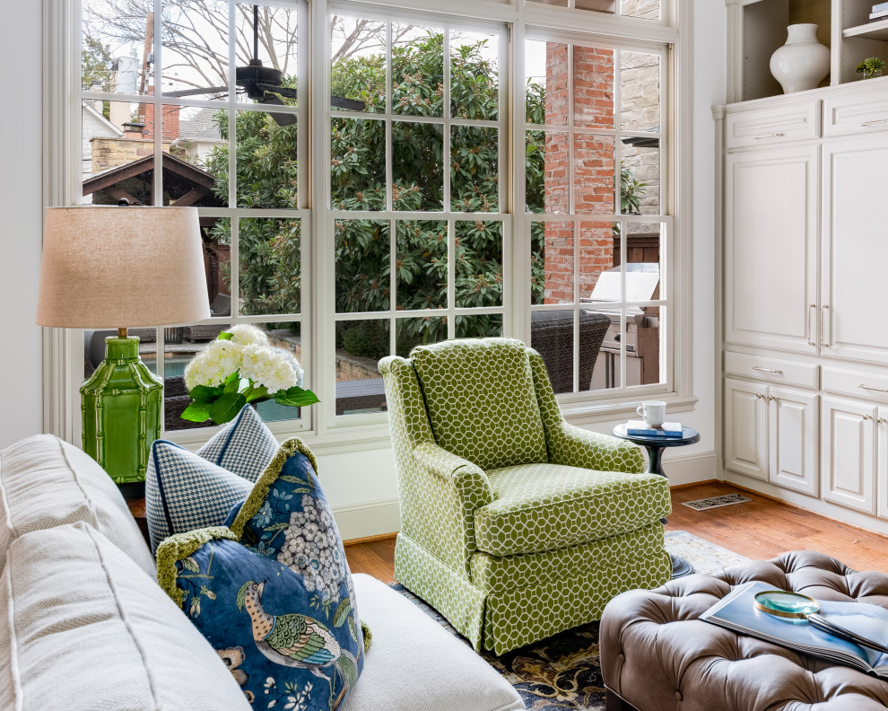 Abgetrenntes, Fernseherloses Klassisches Wohnzimmer ohne Kamin mit weißer Wandfarbe, braunem Boden und braunem Holzboden in Dallas