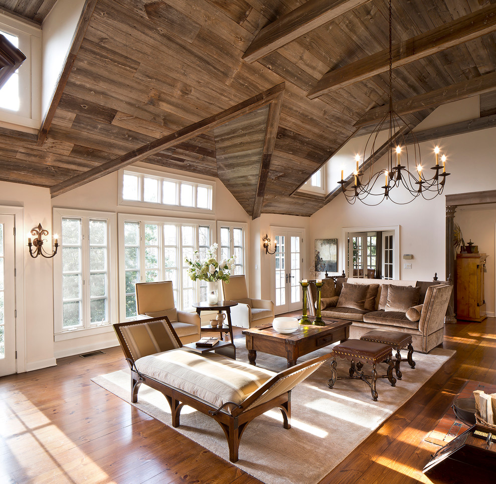 Immagine di un grande soggiorno tradizionale con pavimento in legno massello medio e tappeto