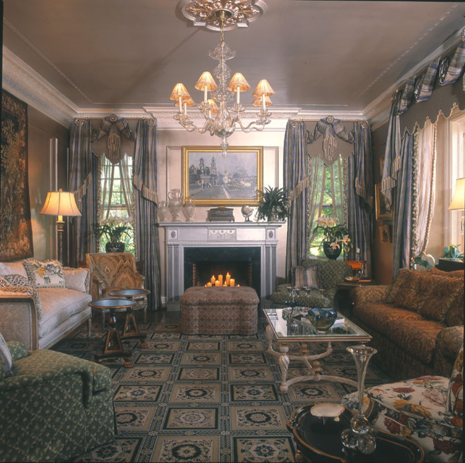 Imagen de salón para visitas cerrado tradicional grande con paredes beige, suelo de madera clara, todas las chimeneas y marco de chimenea de piedra
