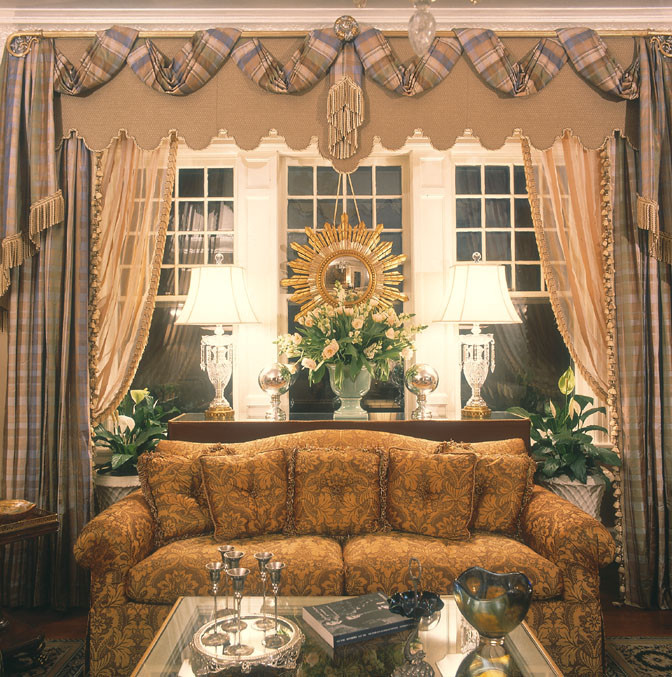 Immagine di un grande soggiorno tradizionale chiuso con sala formale, pareti beige, parquet chiaro, camino classico e cornice del camino in pietra