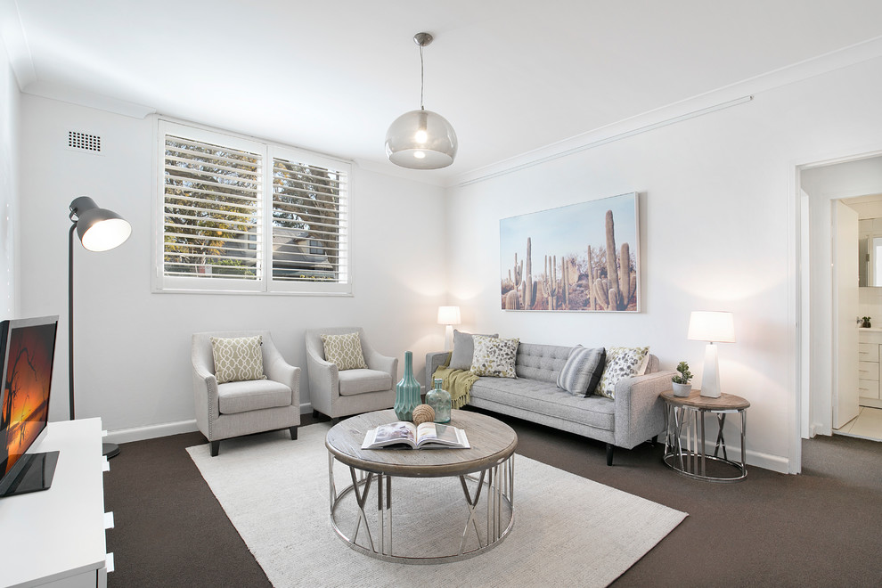 シドニーにあるエクレクティックスタイルのおしゃれな独立型リビング (白い壁、カーペット敷き、暖炉なし、茶色い床) の写真