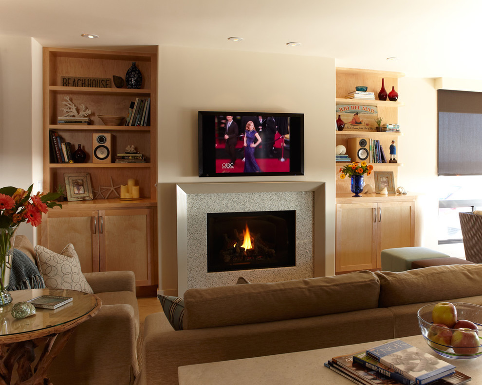 サンフランシスコにある高級な中くらいなビーチスタイルのおしゃれなLDK (ベージュの壁、トラバーチンの床、標準型暖炉、タイルの暖炉まわり、壁掛け型テレビ、ベージュの床) の写真