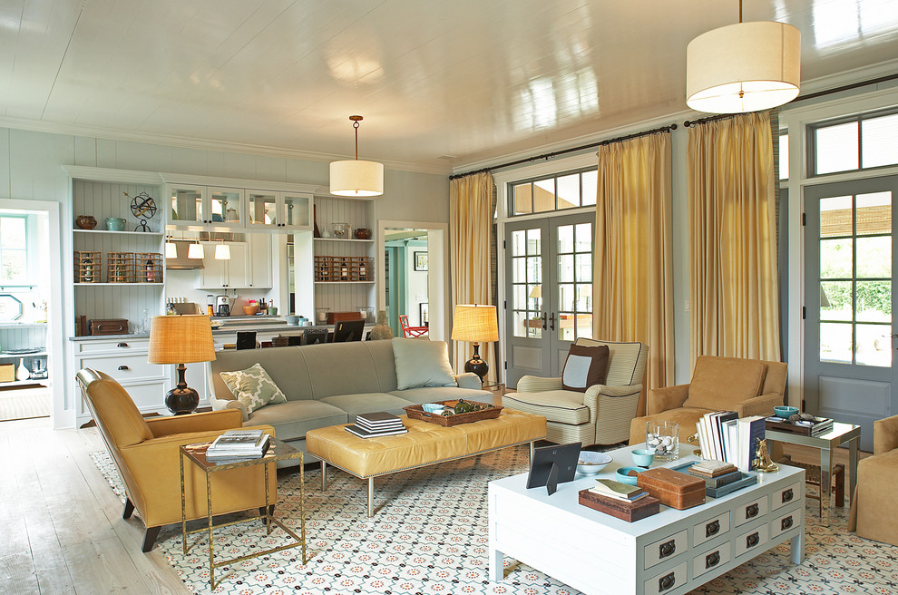 Стильный дизайн: гостиная комната в стиле неоклассика (современная классика) с синими стенами и красивыми шторами - последний тренд