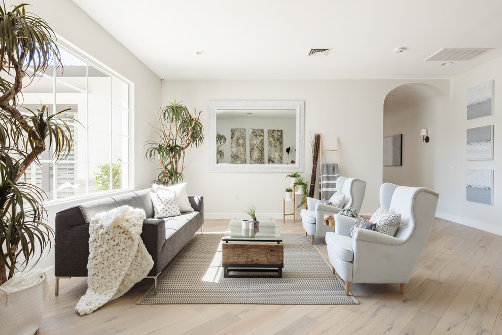 Großes, Fernseherloses, Offenes Modernes Wohnzimmer ohne Kamin mit beiger Wandfarbe, hellem Holzboden und beigem Boden in Phoenix