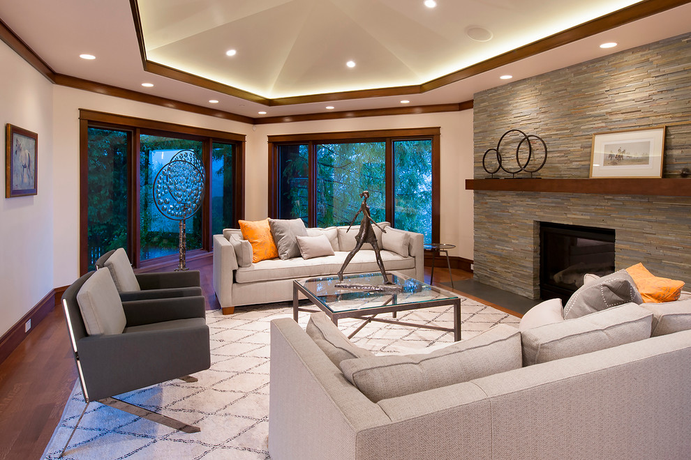 Fernseherloses Modernes Wohnzimmer mit beiger Wandfarbe, dunklem Holzboden, Kamin und Kaminumrandung aus Stein in San Francisco
