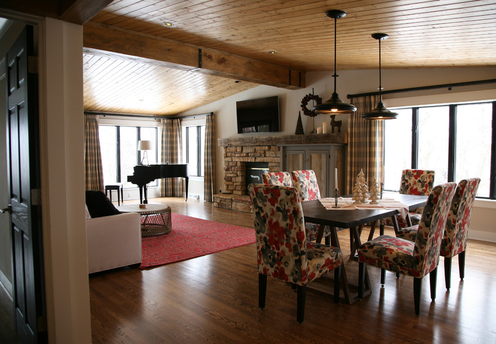Пример оригинального дизайна: открытая гостиная комната среднего размера в стиле фьюжн с музыкальной комнатой, серыми стенами, паркетным полом среднего тона, стандартным камином и фасадом камина из камня