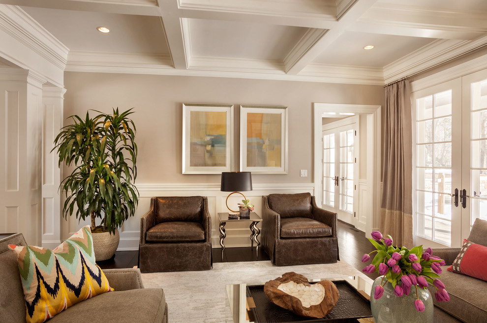 Aménagement d'un salon classique de taille moyenne et fermé avec un mur beige, parquet foncé, une salle de réception et éclairage.