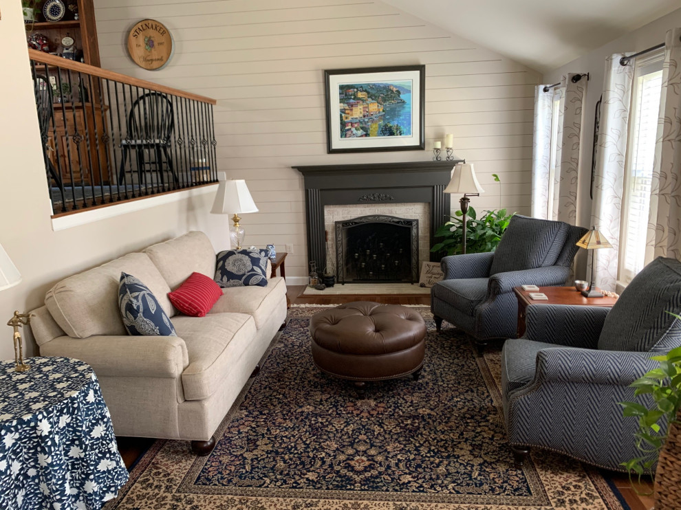 Exemple d'un petit salon mansardé ou avec mezzanine nature avec un mur blanc, parquet foncé, une cheminée standard, un manteau de cheminée en bois, un sol bleu, un plafond voûté et du lambris de bois.