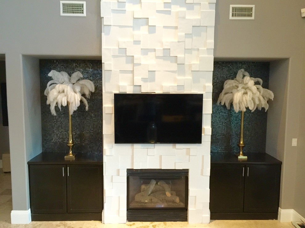 ラスベガスにあるラグジュアリーな広いモダンスタイルのおしゃれなLDK (グレーの壁、セラミックタイルの床、標準型暖炉、壁掛け型テレビ、コンクリートの暖炉まわり) の写真