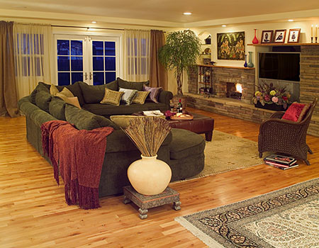 Foto di un grande soggiorno tradizionale aperto con pareti gialle, pavimento in legno massello medio, camino classico e parete attrezzata