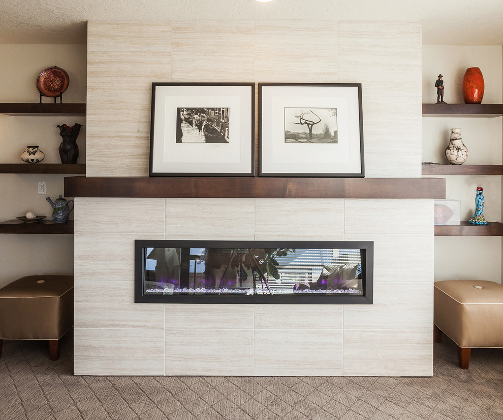 Modelo de salón minimalista con paredes grises, moqueta y marco de chimenea de baldosas y/o azulejos