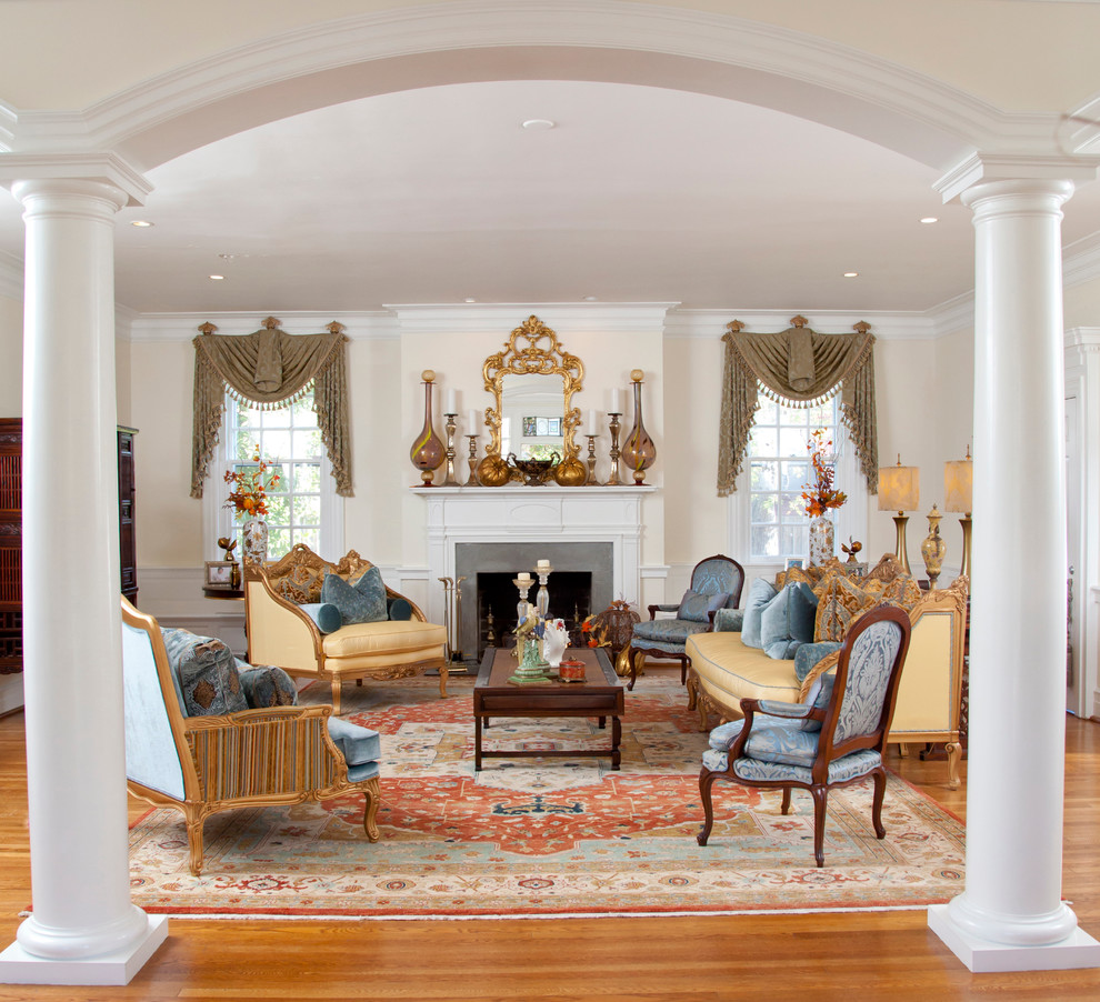 Foto de salón abierto tradicional con todas las chimeneas y alfombra