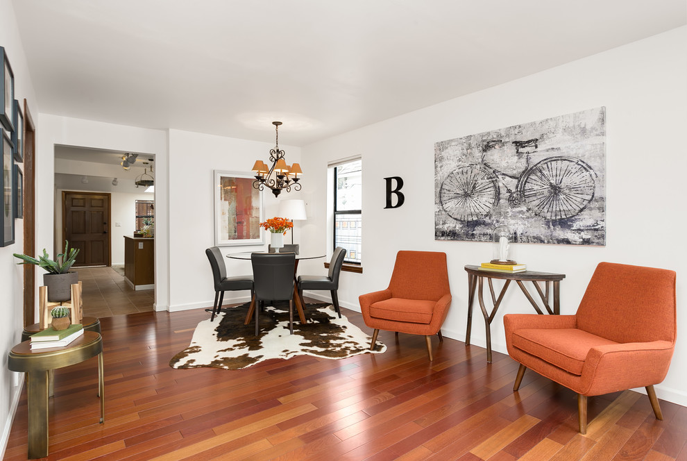 Kleines, Offenes Klassisches Wohnzimmer ohne Kamin mit weißer Wandfarbe, braunem Holzboden und freistehendem TV in Seattle