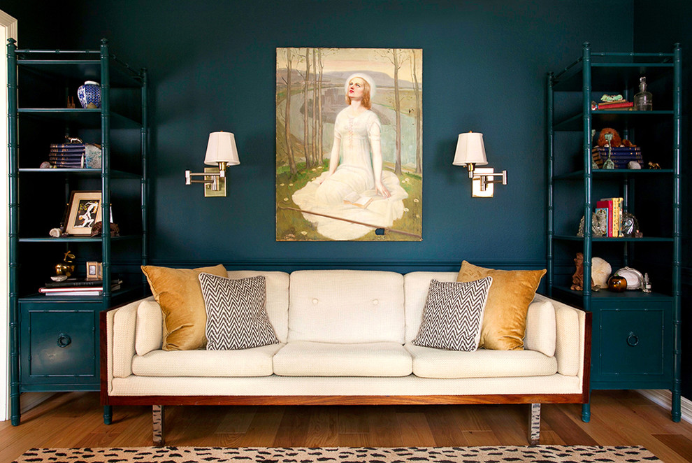 Imagen de salón bohemio sin televisor con paredes azules y suelo de madera en tonos medios