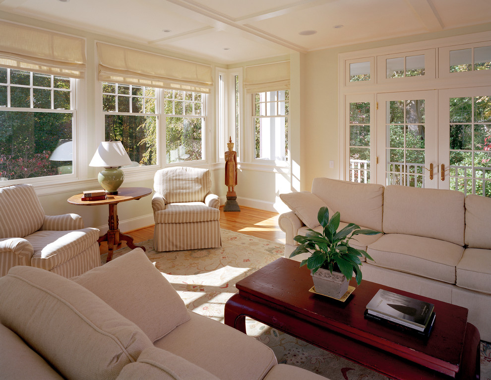 Idee per un soggiorno classico con pareti beige e parquet chiaro