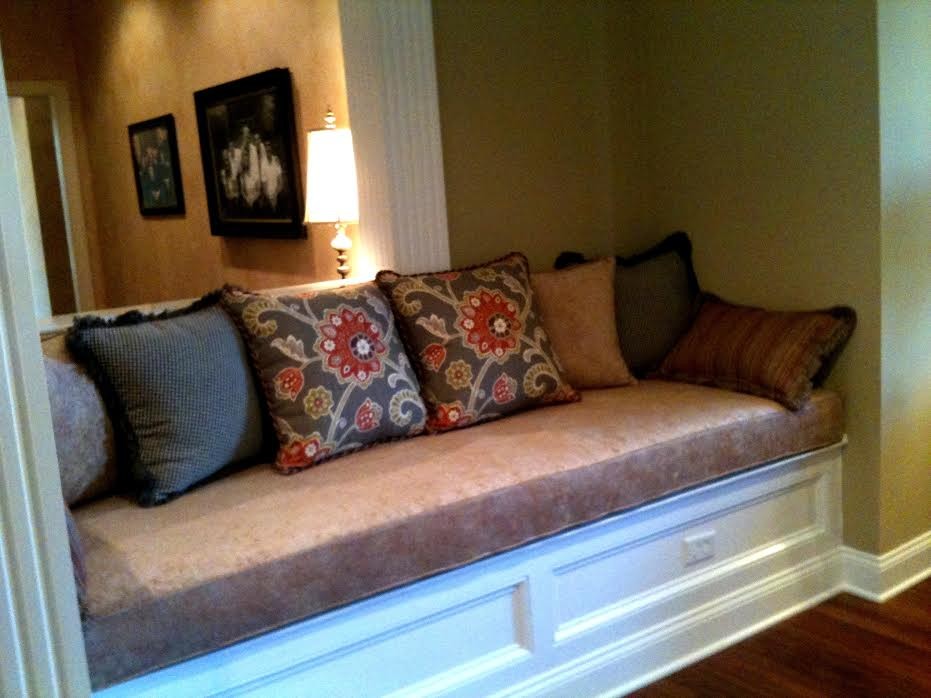 Foto di un soggiorno classico di medie dimensioni e chiuso con pareti beige, parquet scuro, nessun camino, nessuna TV e pavimento marrone
