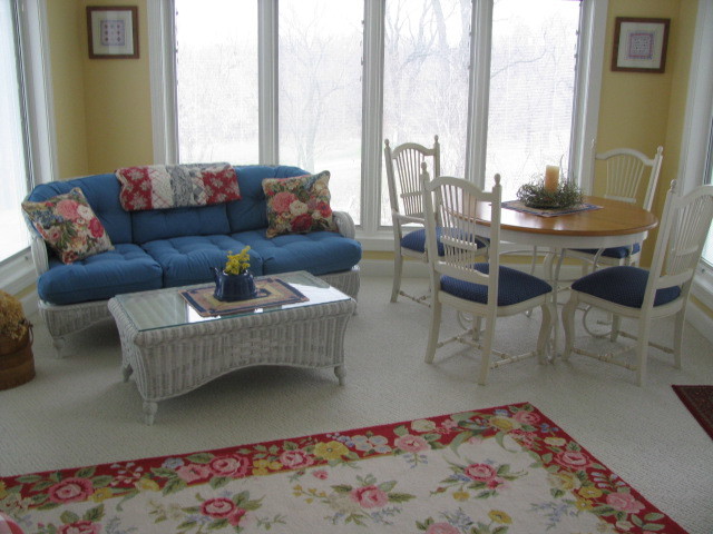 Offenes Klassisches Wohnzimmer mit gelber Wandfarbe und Teppichboden in Sonstige