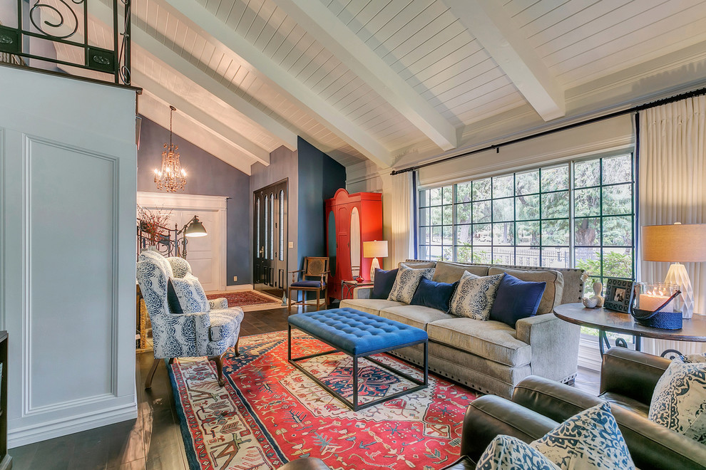 Foto di un grande soggiorno chic aperto con sala formale, pareti blu, pavimento in legno massello medio, nessun camino e TV autoportante