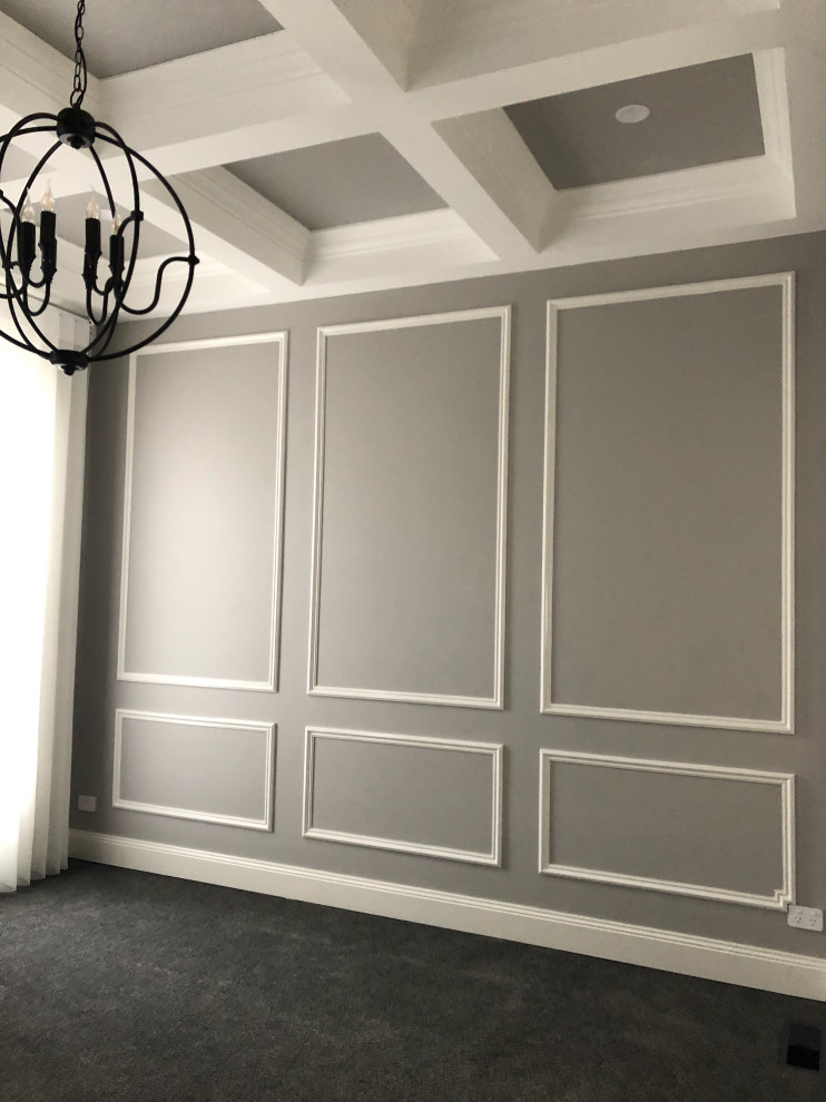 На фото: гостиная комната в классическом стиле с панелями на стенах