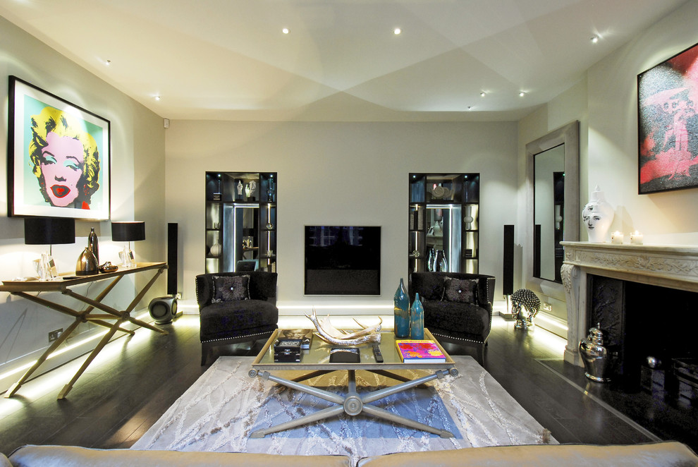 На фото: гостиная комната в современном стиле с бежевыми стенами и стандартным камином с