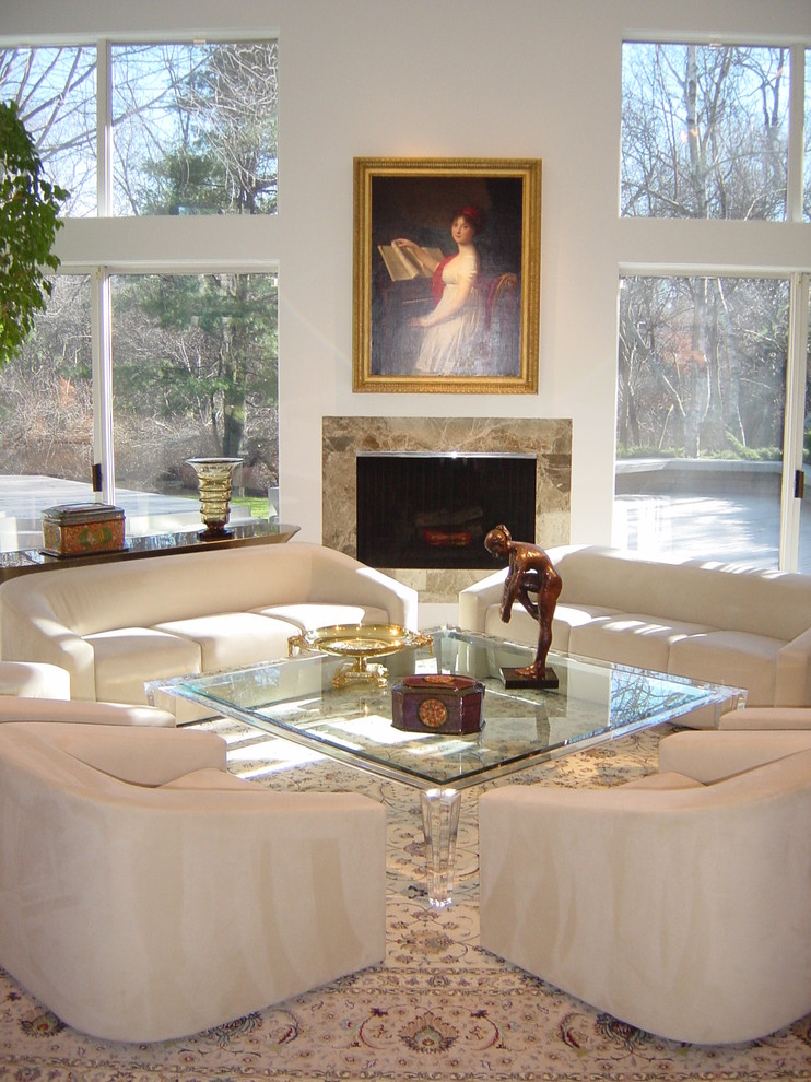 Großes, Repräsentatives, Offenes Klassisches Wohnzimmer mit weißer Wandfarbe, Keramikboden, Kamin und Kaminumrandung aus Stein in New York