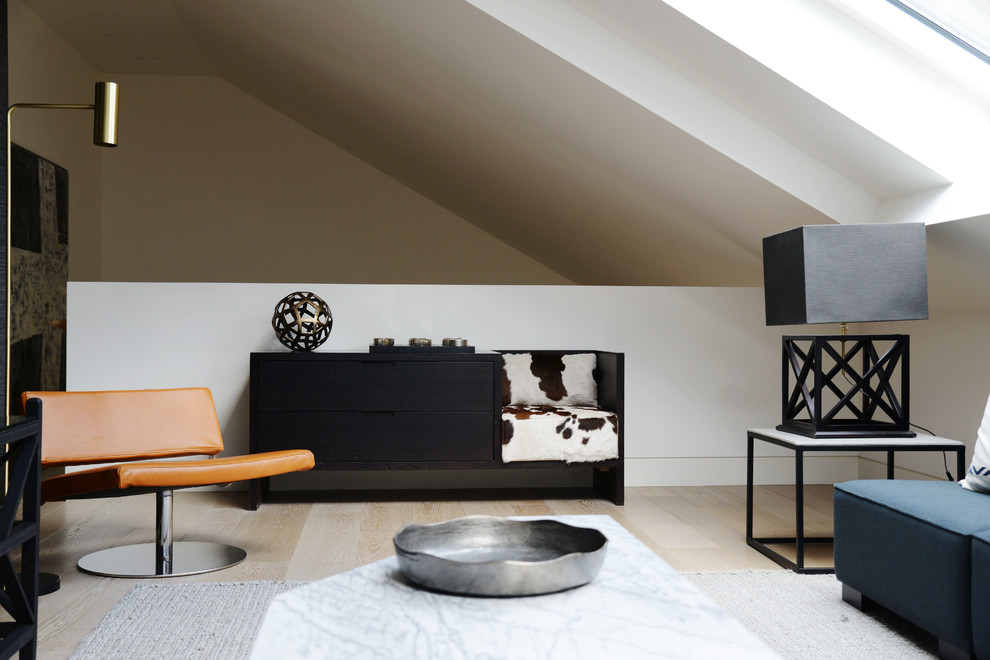 Imagen de salón contemporáneo con paredes blancas, suelo de madera clara y suelo beige
