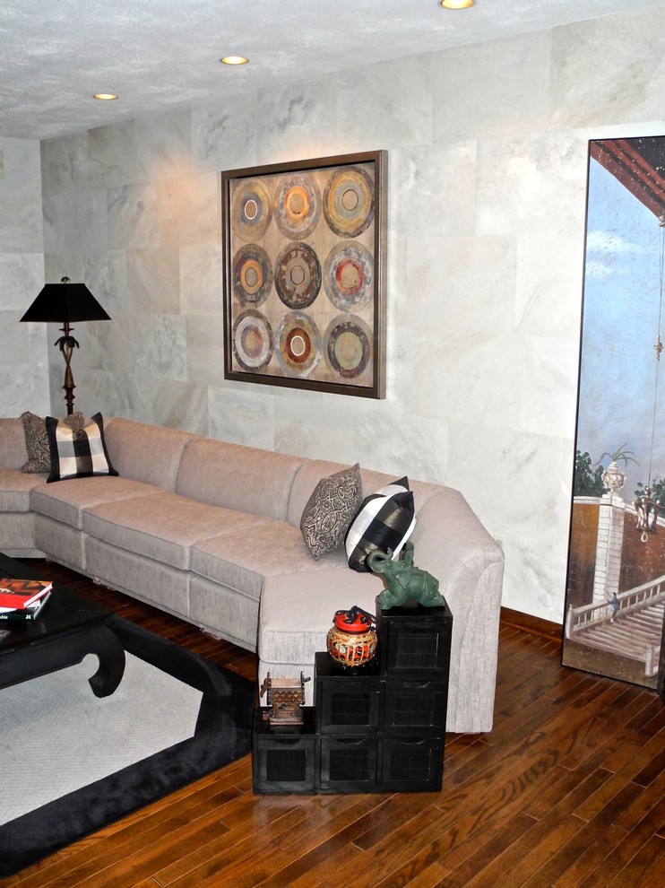 Idee per un grande soggiorno minimalista chiuso con sala formale, pareti grigie e pavimento in legno massello medio