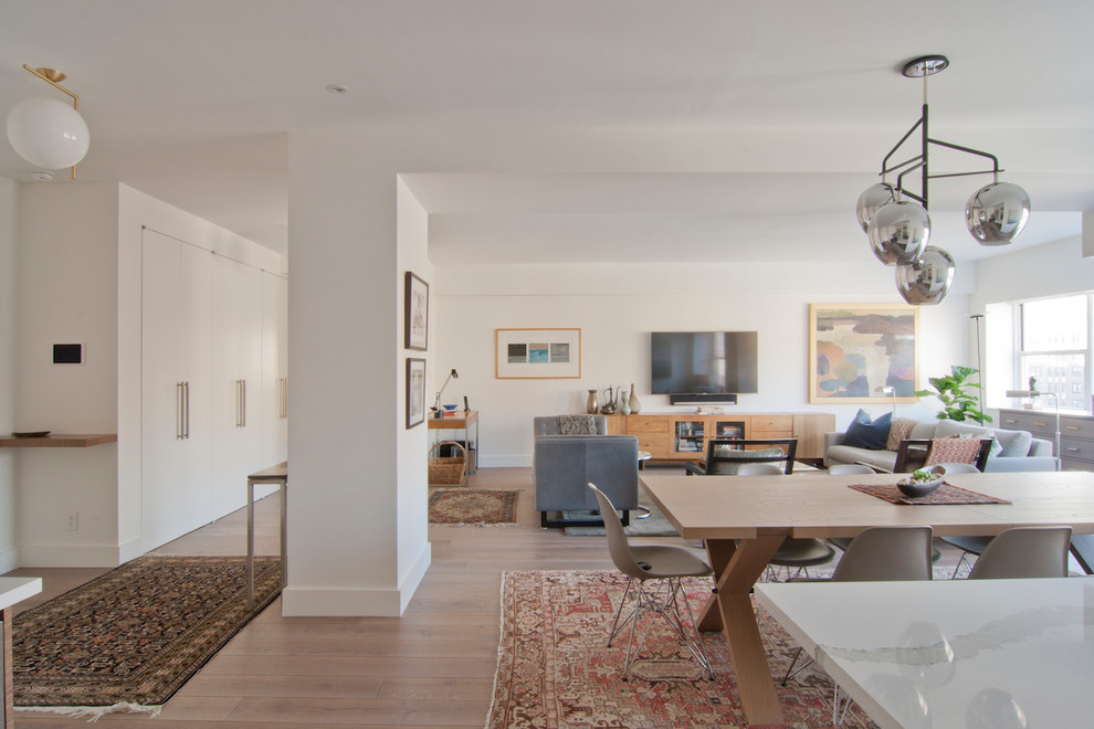 Kleines Modernes Wohnzimmer ohne Kamin mit weißer Wandfarbe, braunem Holzboden und braunem Boden in New York