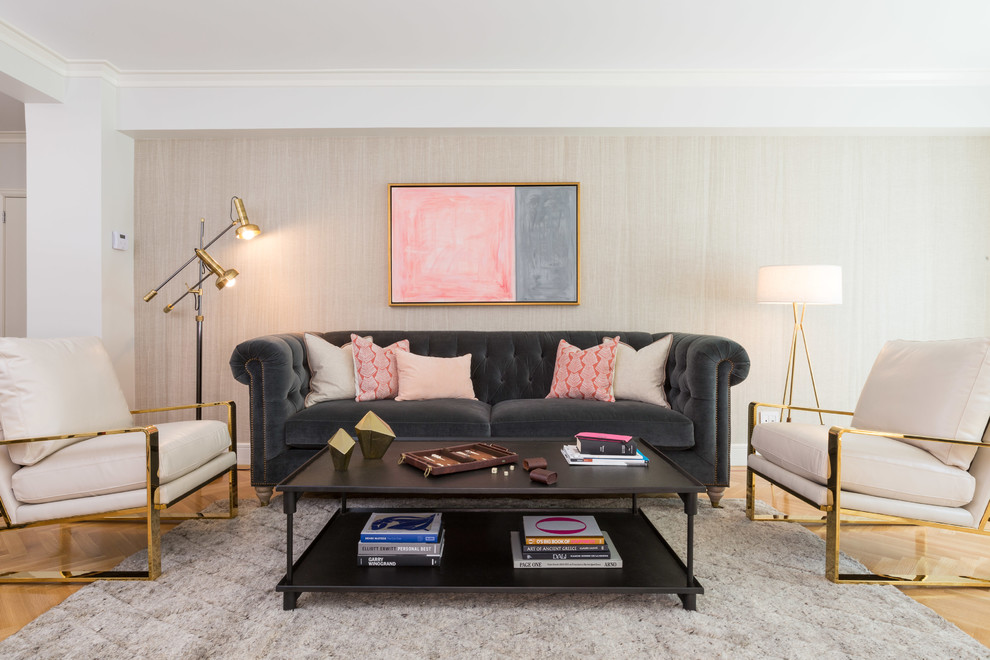 Mittelgroßes, Repräsentatives, Fernseherloses, Offenes Klassisches Wohnzimmer ohne Kamin mit grauer Wandfarbe und hellem Holzboden in New York