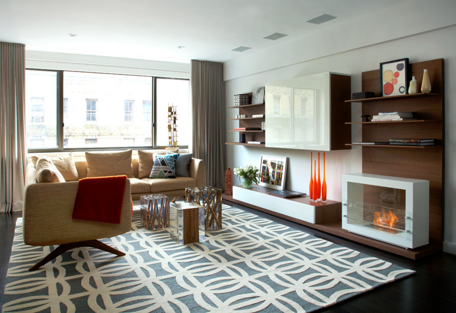 Idee per un piccolo soggiorno minimalista aperto con pareti bianche, parquet scuro, camino classico e TV nascosta