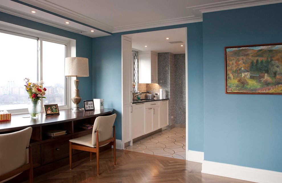 Esempio di un soggiorno minimalista aperto e di medie dimensioni con pareti blu, pavimento in legno massello medio e pavimento marrone