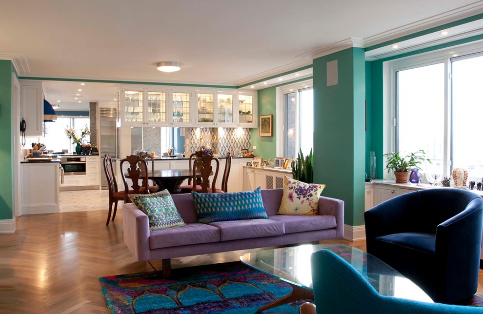 Esempio di un ampio soggiorno moderno aperto con pareti verdi, pavimento in legno massello medio, angolo bar, parete attrezzata e pavimento marrone