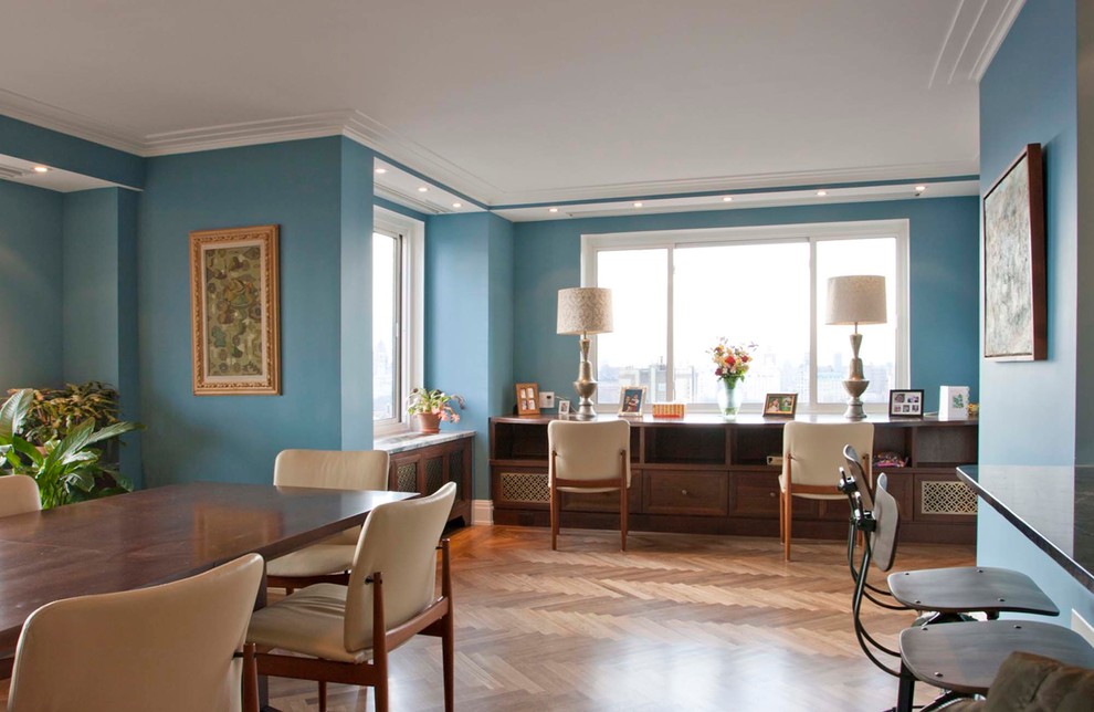 Immagine di un soggiorno moderno aperto e di medie dimensioni con pareti blu, pavimento in legno massello medio e pavimento marrone