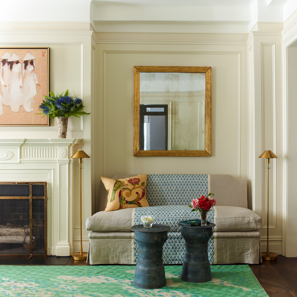 Klassisches Wohnzimmer mit beiger Wandfarbe, dunklem Holzboden und Kamin in New York