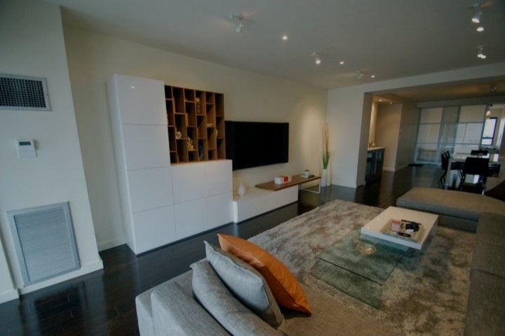 Идея дизайна: парадная, открытая гостиная комната среднего размера в стиле неоклассика (современная классика) с белыми стенами, полом из винила, телевизором на стене и черным полом без камина