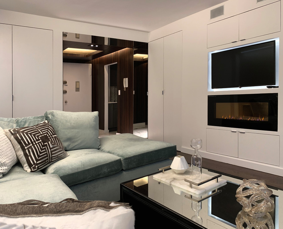 Idee per un piccolo soggiorno moderno con pareti bianche, parquet scuro, camino lineare Ribbon, parete attrezzata e pavimento marrone